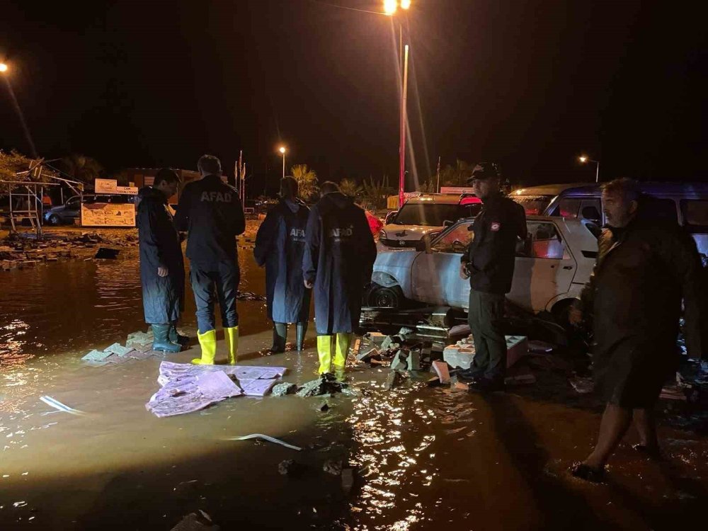 Antalya'da mahsur kalan 13'ü öğrenci 22 kişi kurtarıldı