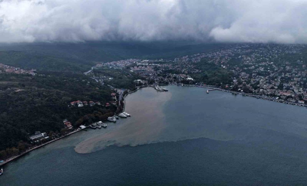 İstanbul’da yağmur! Denizin rengi değişti