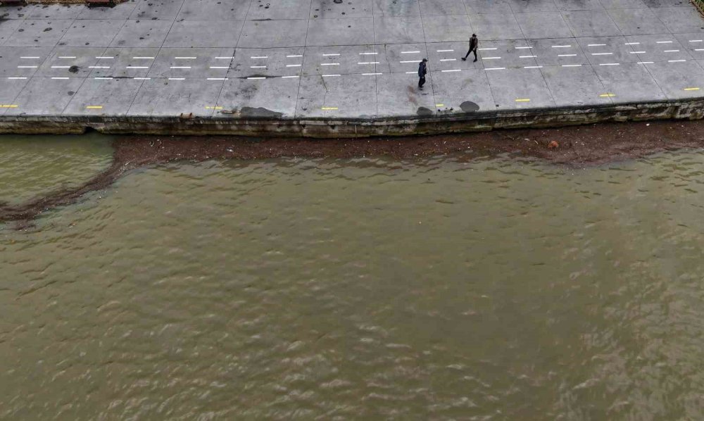 İstanbul’da yağmur! Denizin rengi değişti