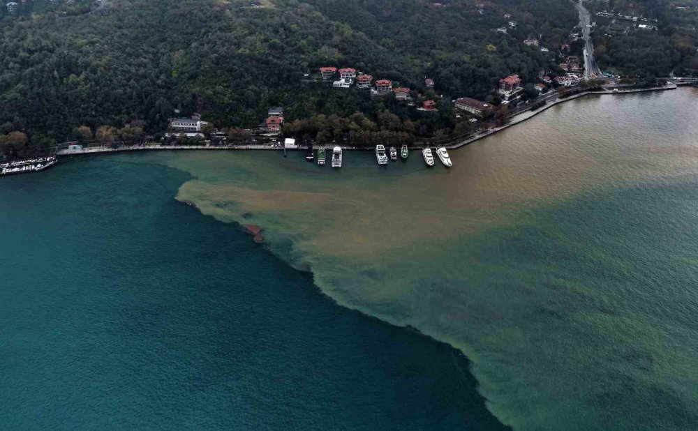 İstanbul’da yağmur! Denizin rengi değişti