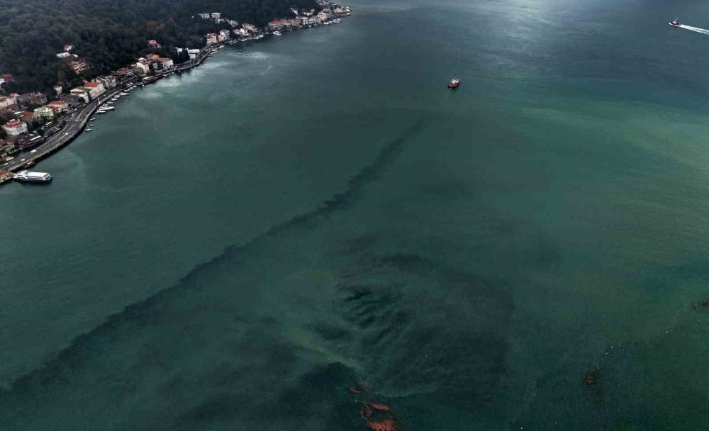 İstanbul’da yağmur! Denizin rengi değişti