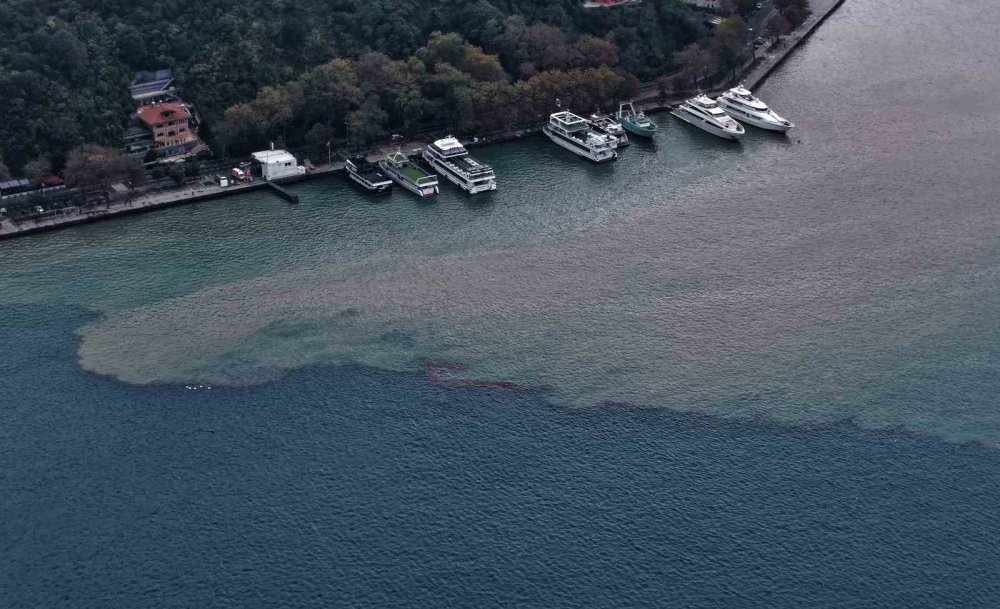 İstanbul’da yağmur! Denizin rengi değişti