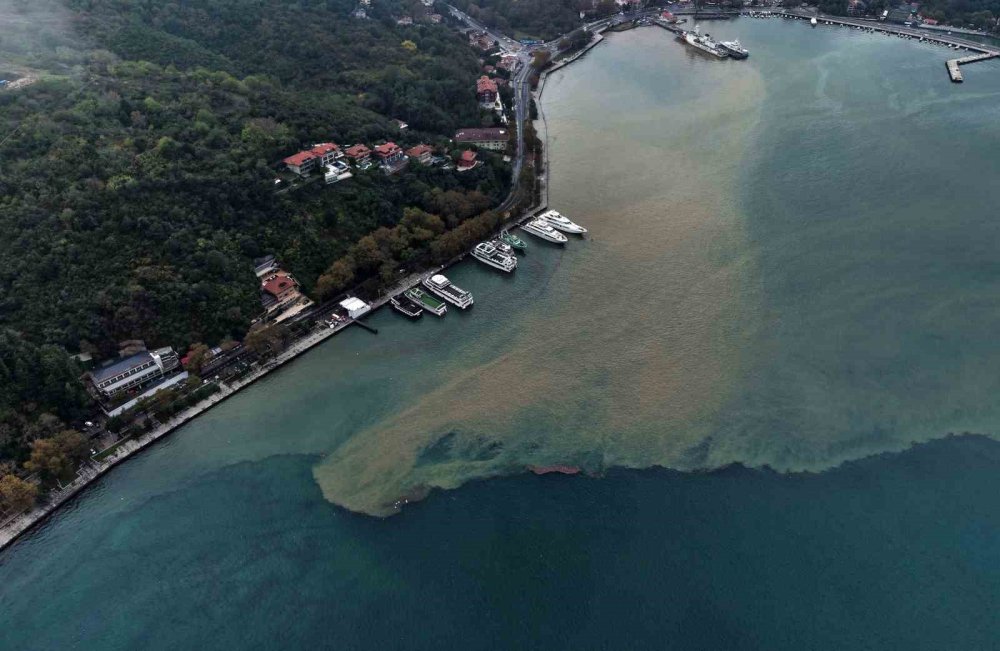 İstanbul’da yağmur! Denizin rengi değişti