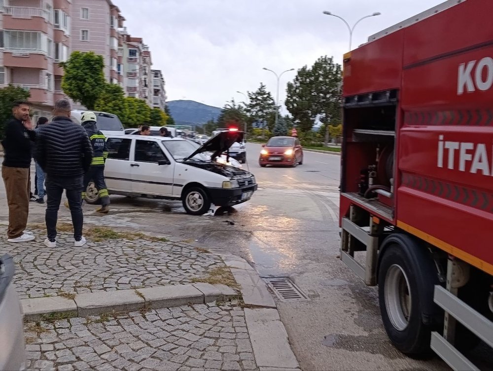 Seyir halindeki otomobilde yangın