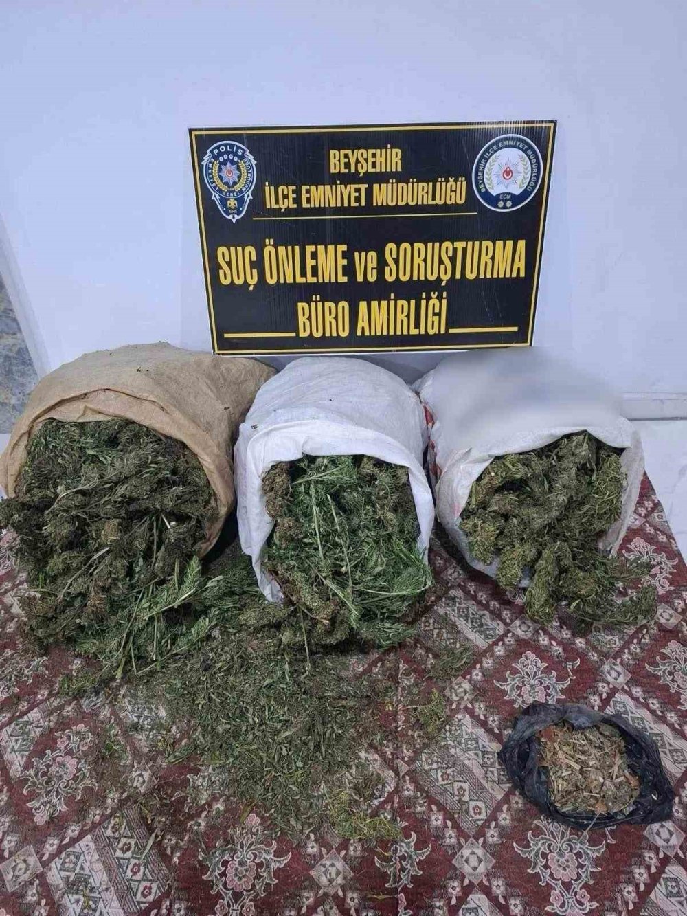 Konya’da uyuşturucu operasyonu: Kilolarca esrar ve bonzai ele geçirildi