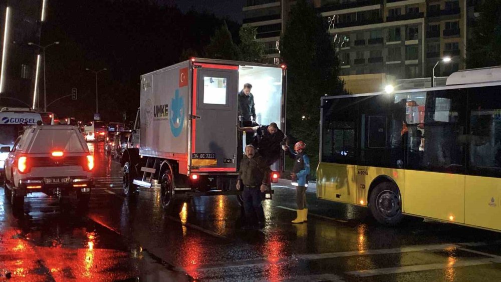 Şirkette mahsur kalan 200’ü aşkın çalışan, kamyonlarla kurtarıldı