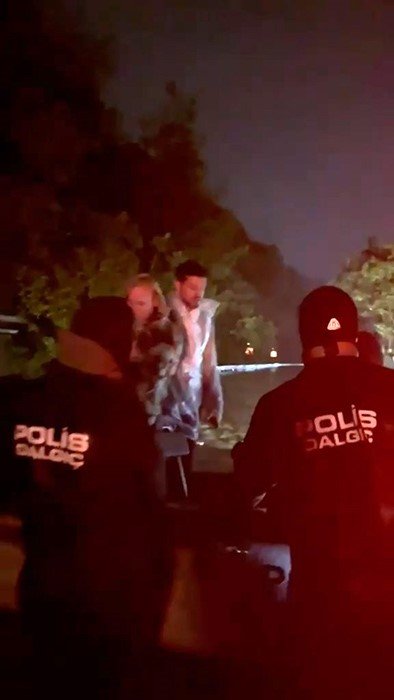Stüdyoyu su bastı! Murat Boz ve vatandaşları dalgıç polisler kurtardı