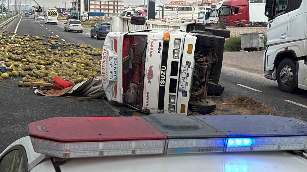Alev alan kamyonet devrildi! Kavunlar yola saçıldı