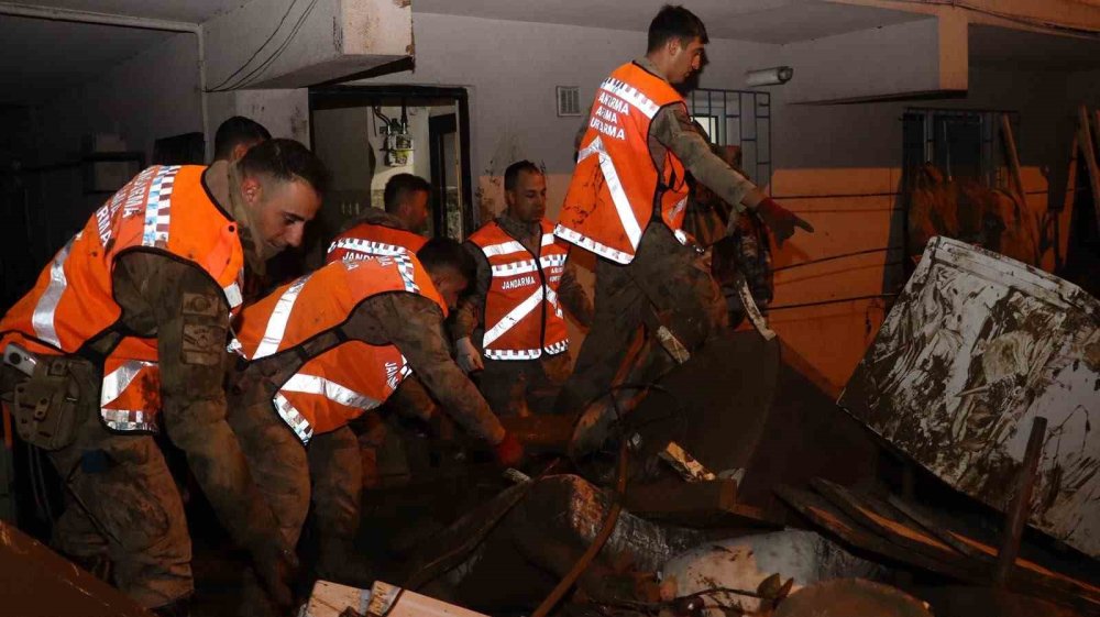 Jandarma komandolar sel sonrası temizlik gece de devam ediyor