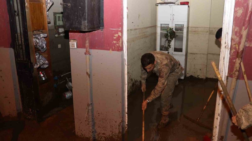 Jandarma komandolar sel sonrası temizlik gece de devam ediyor