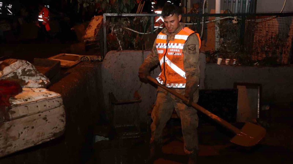 Jandarma komandolar sel sonrası temizlik gece de devam ediyor