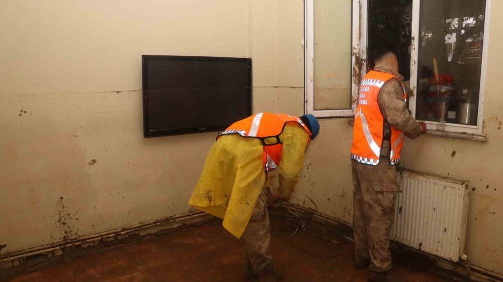 Jandarma komandolar sel sonrası temizlik gece de devam ediyor