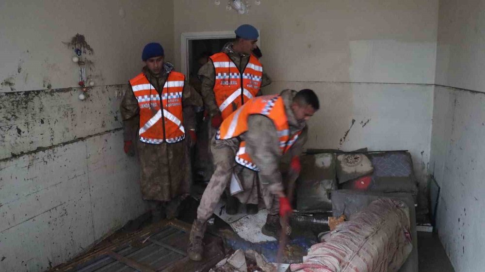 Jandarma komandolar sel sonrası temizlik gece de devam ediyor