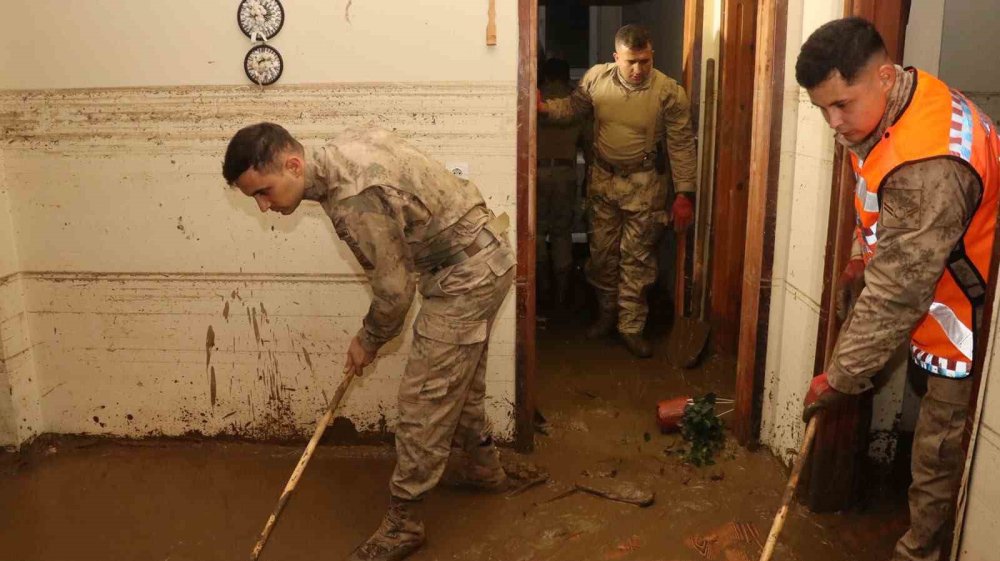 Jandarma komandolar sel sonrası temizlik gece de devam ediyor