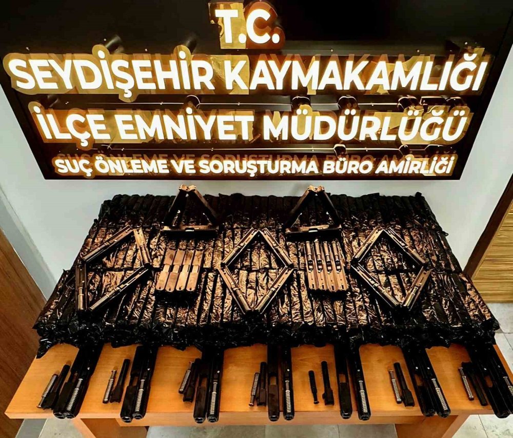 Seydişehir'de otomobilden bin 560 silah parçası çıktı