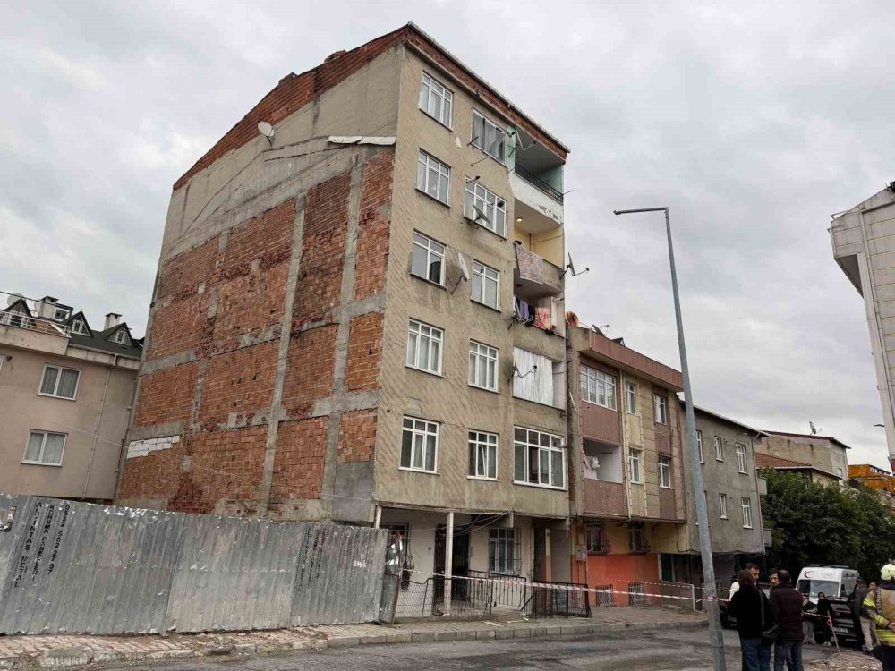 Banyoda çatlama sesleri korkuttu! 7 katlı bina tahliye edildi