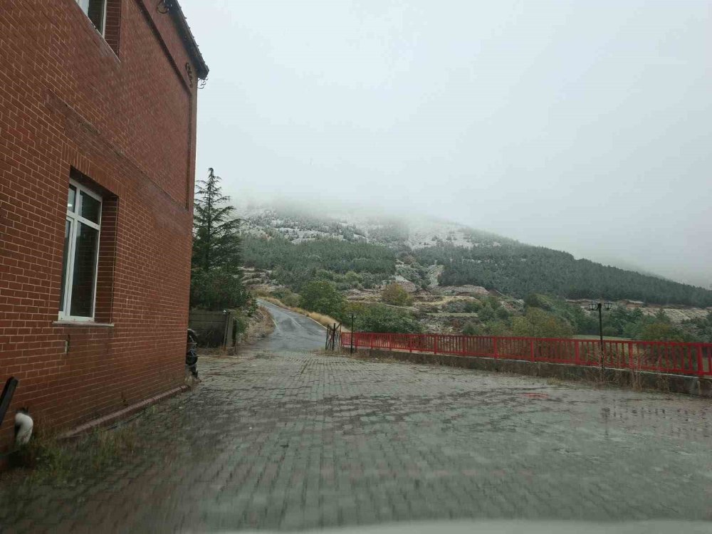 İzmir’e kar yağdı