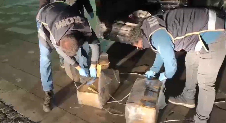 Konya'da aranan iki araçtan kutulardan cephanelik çıktı
