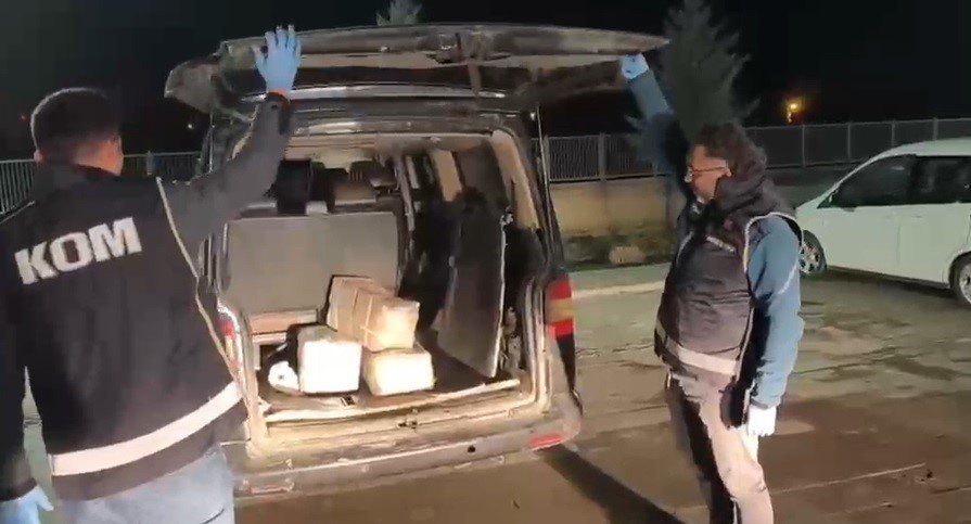 Konya'da aranan iki araçtan kutulardan cephanelik çıktı