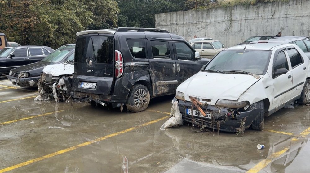 Selde sürüklenip çekilen araçlar böyle görüntülendi