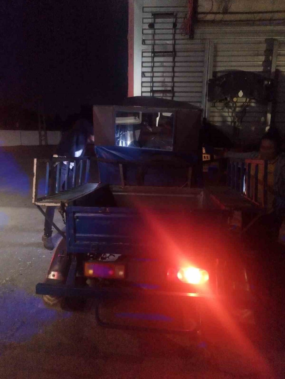 Üç tekerlekli motor yarı römorka çarptı: 1 ağır yaralı