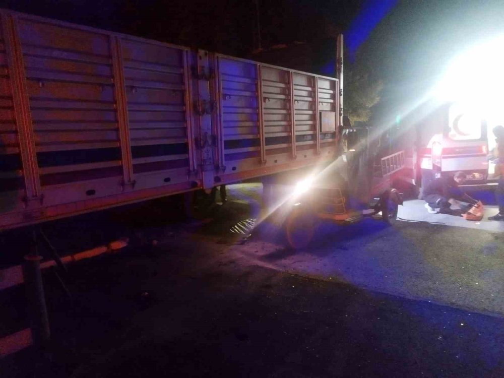Üç tekerlekli motor yarı römorka çarptı: 1 ağır yaralı
