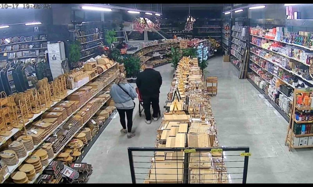 Züccaciyeye servis aracı daldı! Müşteriler şok oldu