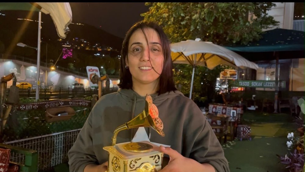 Züccaciyeye servis aracı daldı! Müşteriler şok oldu