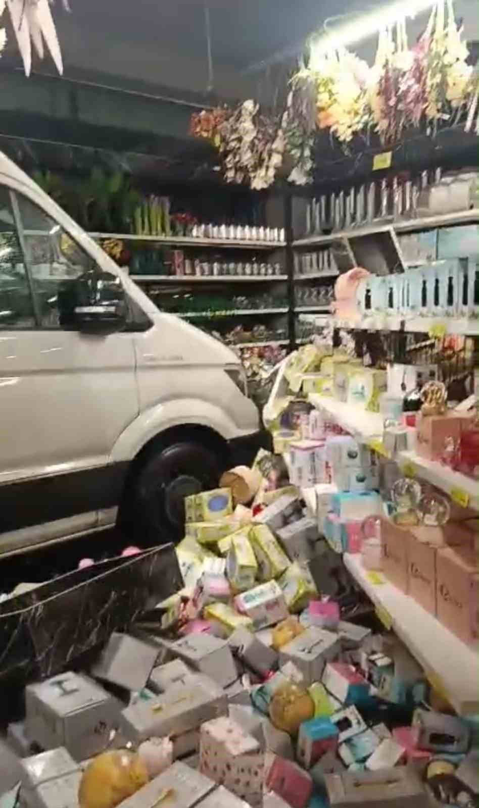 Züccaciyeye servis aracı daldı! Müşteriler şok oldu