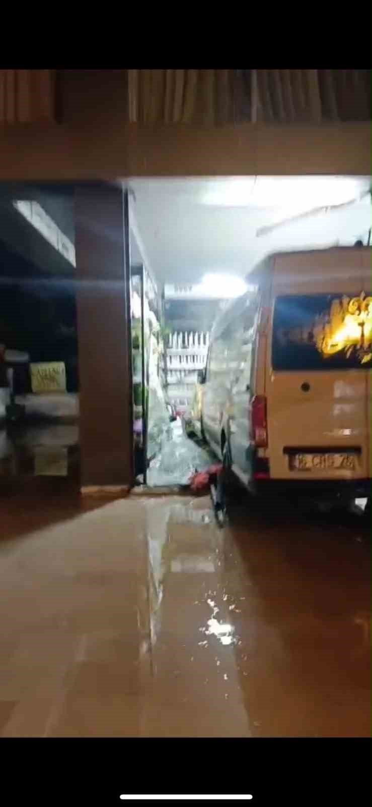 Züccaciyeye servis aracı daldı! Müşteriler şok oldu