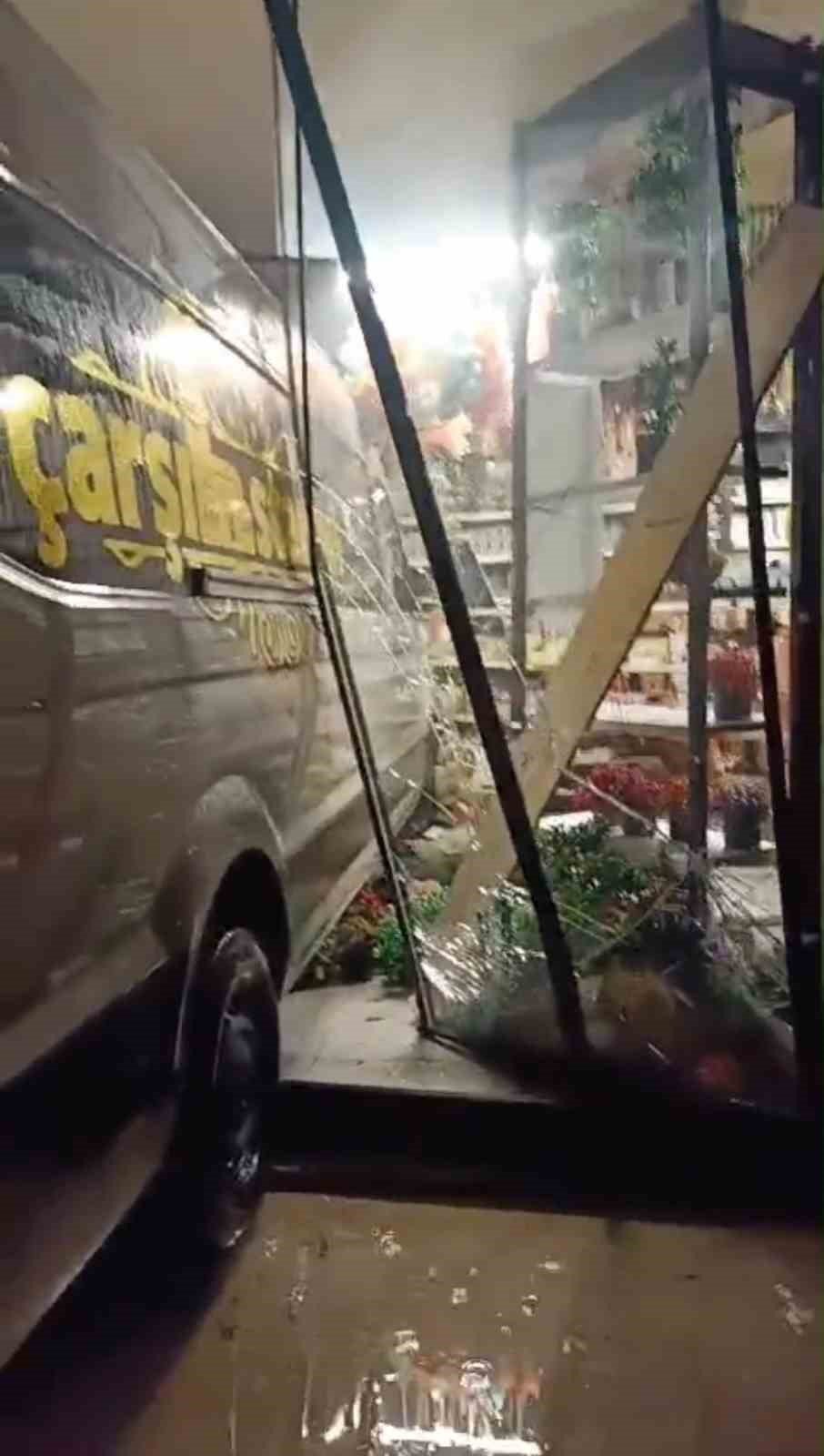 Züccaciyeye servis aracı daldı! Müşteriler şok oldu