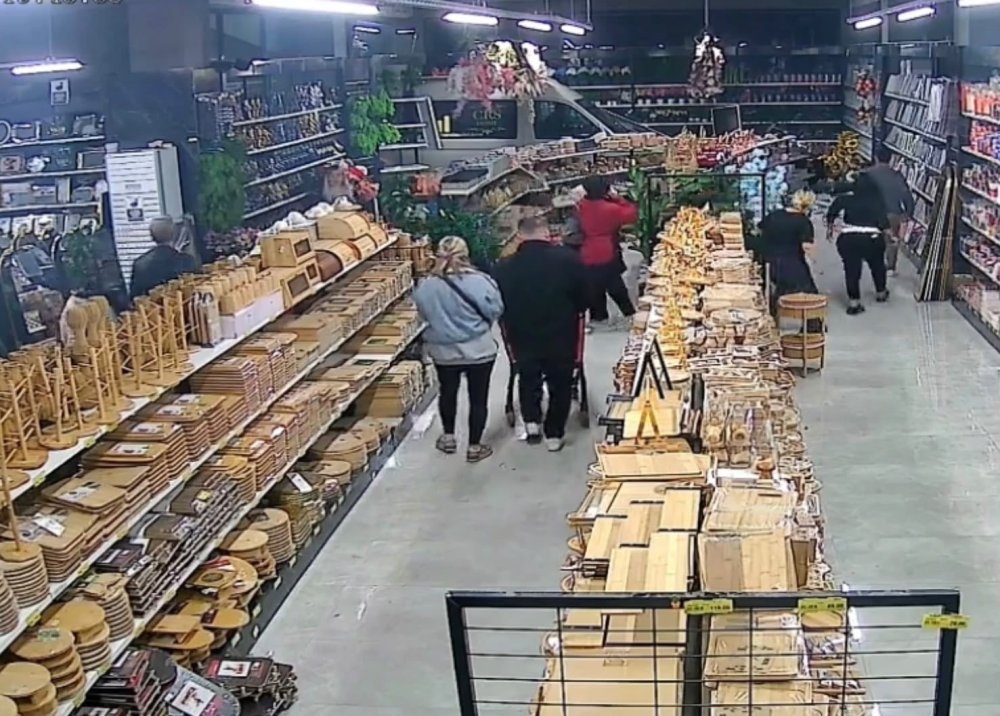 Züccaciyeye servis aracı daldı! Müşteriler şok oldu