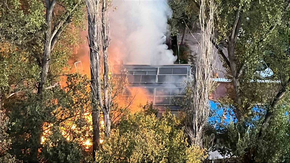 Bağ evinde yangın! Piknik tüpü bomba gibi patladı