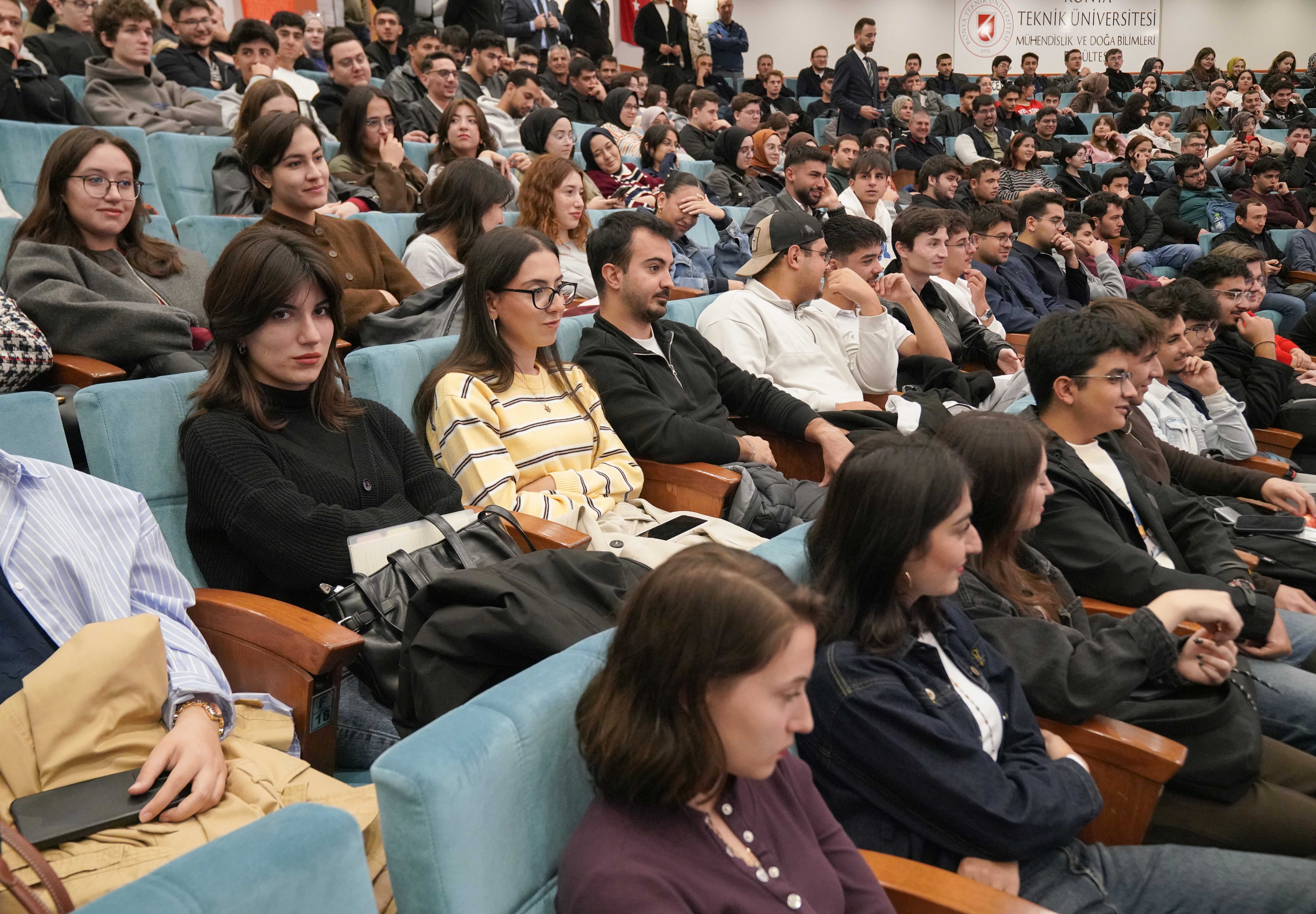 baskan-ugur-ibrahim-altay-ktunde-ogrencilerle-bulustu-2.jpg