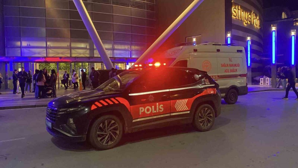 İsrail vatandaşı böyle protesto edildi! AVM boşaltıldı
