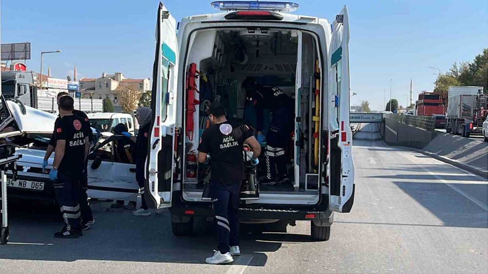 Konya'da kontrolden çıkan araç refüjde hurdaya döndü