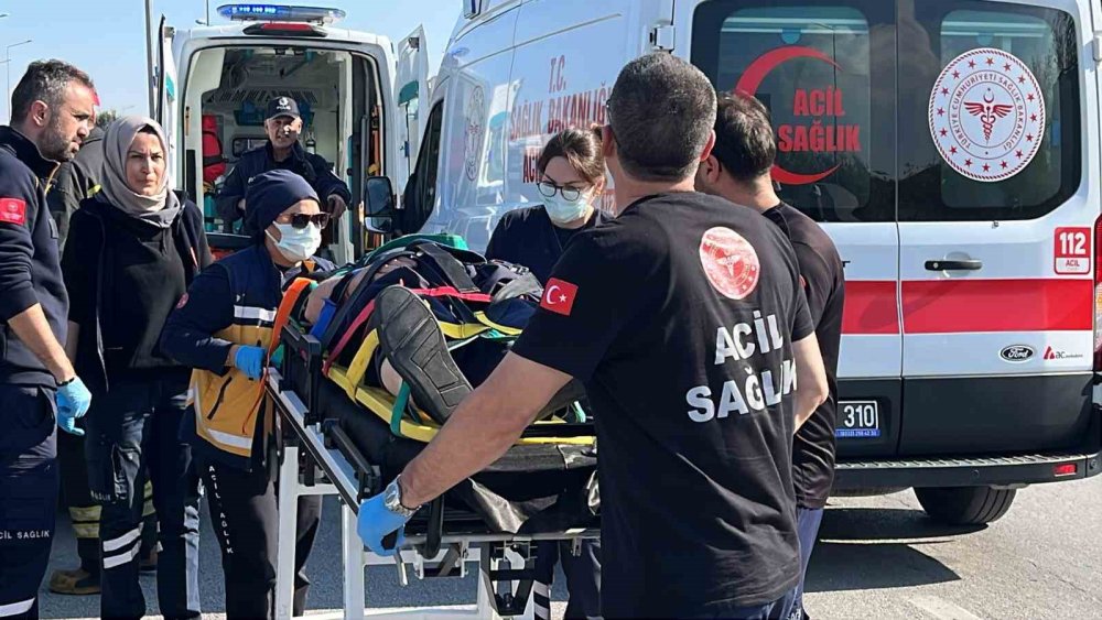 Konya'da kontrolden çıkan araç refüjde hurdaya döndü