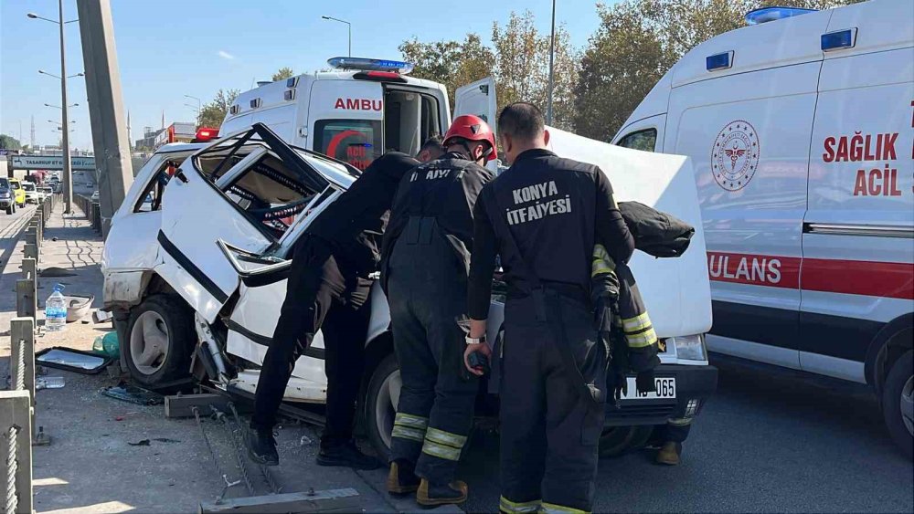 Konya'da kontrolden çıkan araç refüjde hurdaya döndü