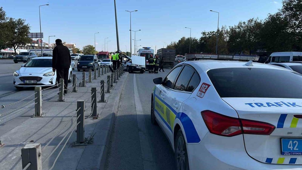 Konya'da kontrolden çıkan araç refüjde hurdaya döndü