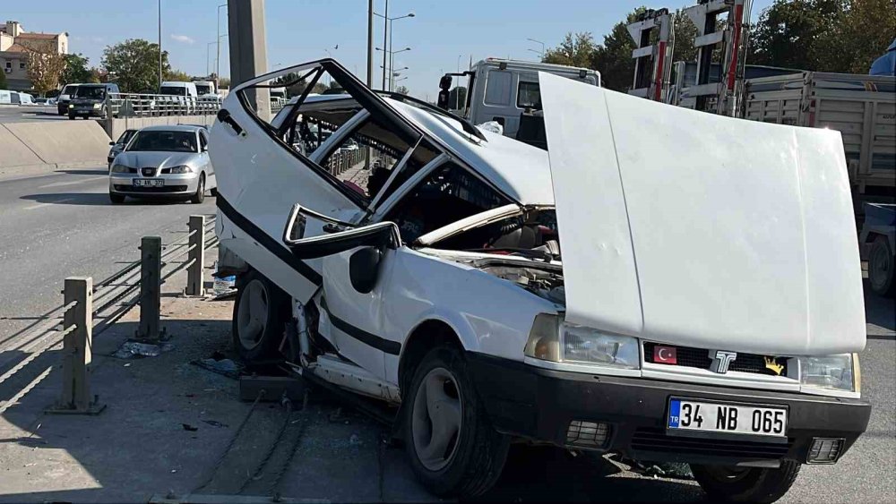 Konya'da kontrolden çıkan araç refüjde hurdaya döndü