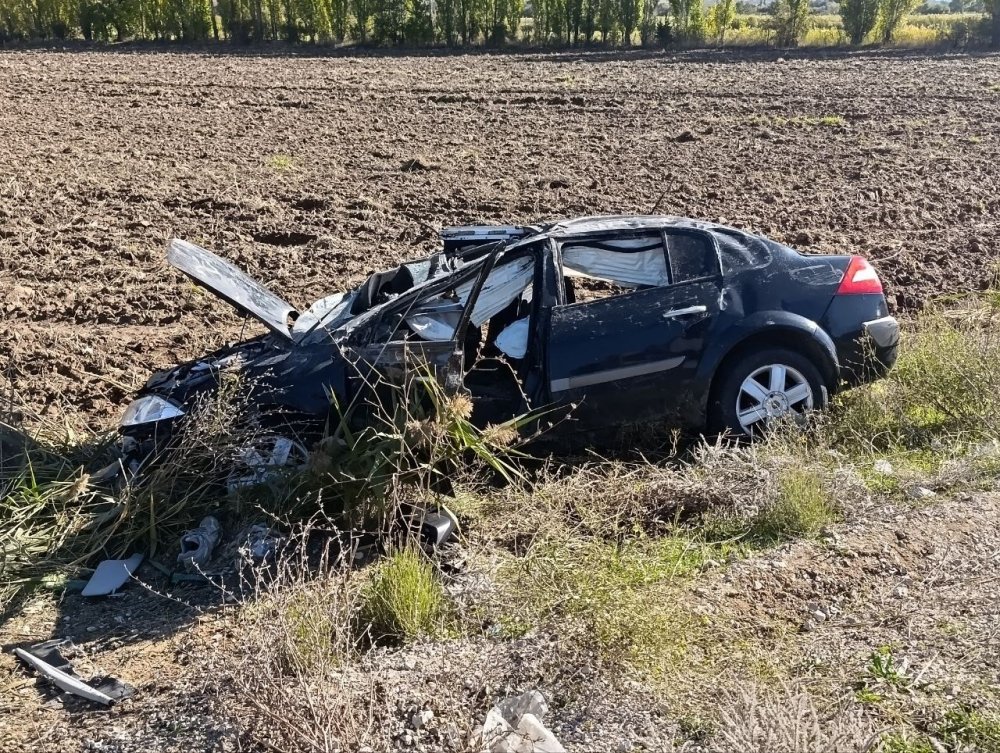 Taklalar atan otomobil direği devirip tarlaya savruldu
