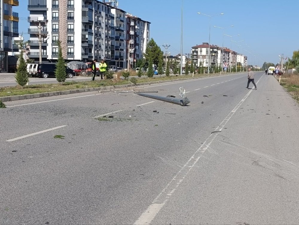 Taklalar atan otomobil direği devirip tarlaya savruldu