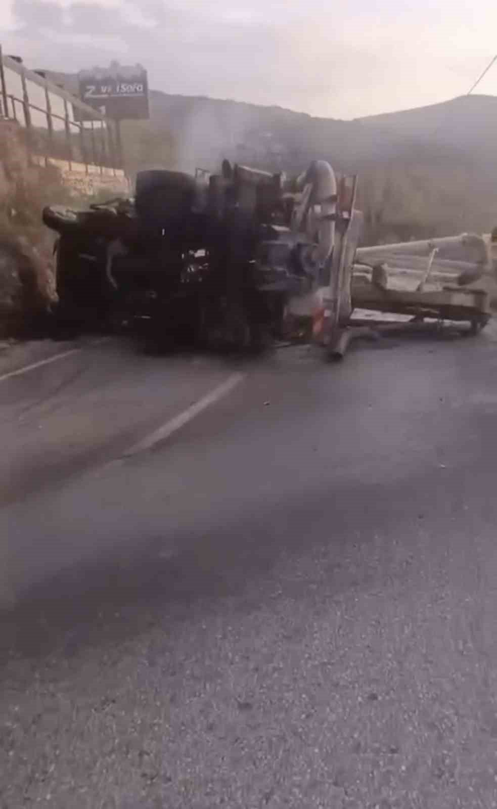 Dağ yolunda vinç devrildi