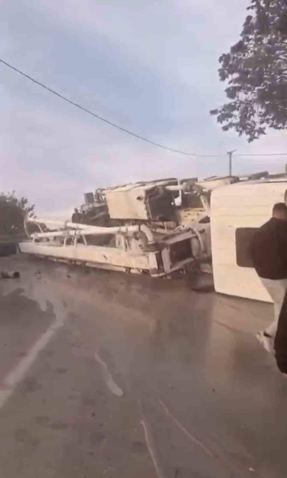 Dağ yolunda vinç devrildi
