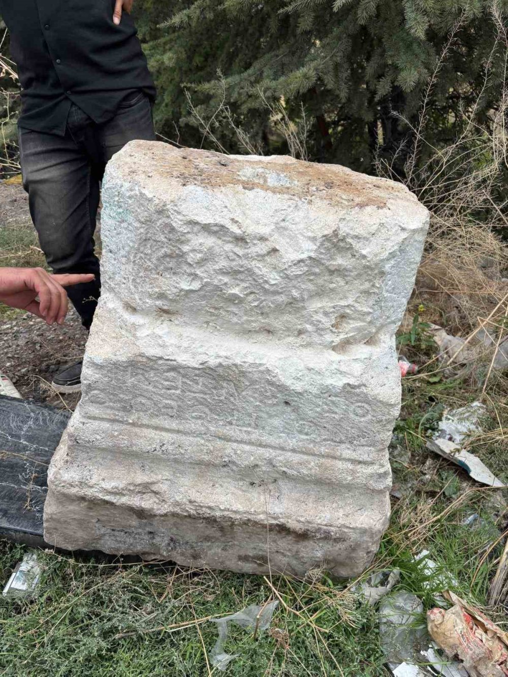Meram'da tarihi heykel kaidesini kepçe ile çalan 3 kişi böyle yakalandı