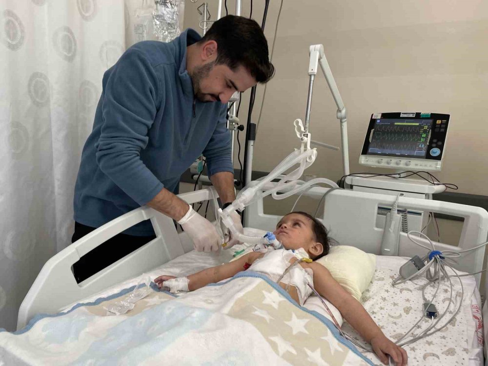 Akciğerine Ceviz Kaçan Bebek Konya Şehir Hastanesi'nde Hayata Tutundu
