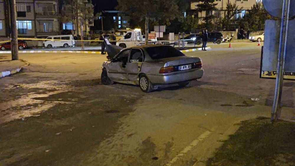 Otomobiller kavşakta çarpıştı! Yaralılar var