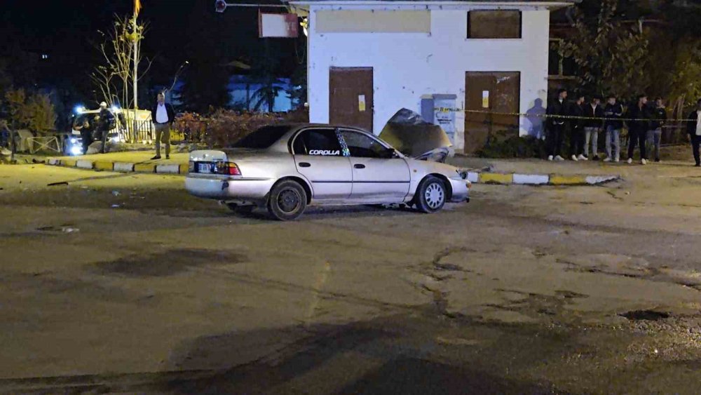 Otomobiller kavşakta çarpıştı! Yaralılar var