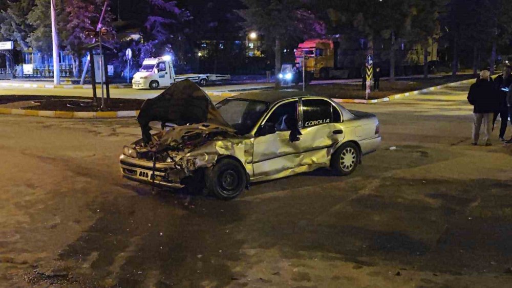 Otomobiller kavşakta çarpıştı! Yaralılar var