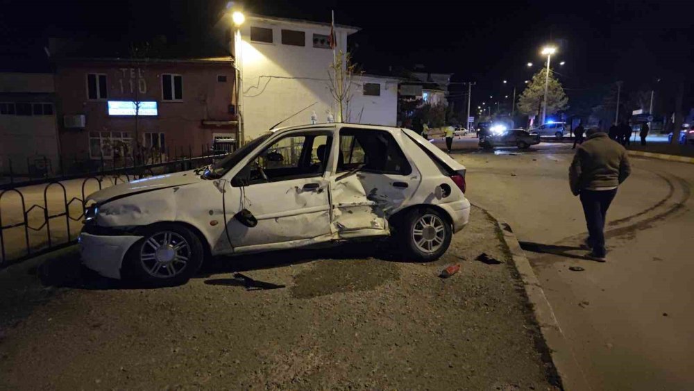 Otomobiller kavşakta çarpıştı! Yaralılar var